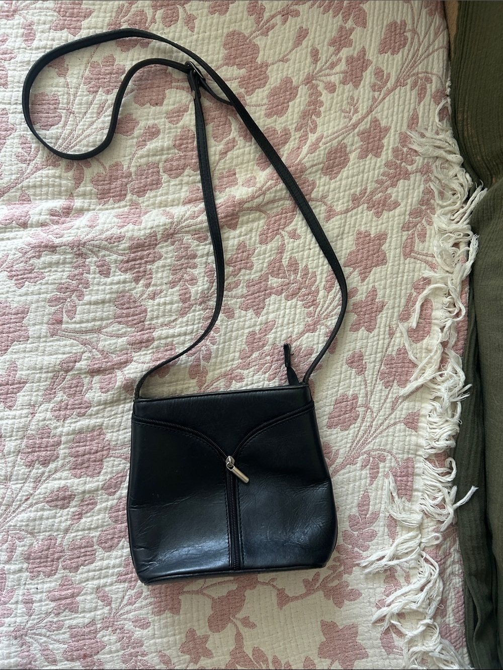 Classic Black Leather Crossbody Bag - Sleek Everyday Carry made in Italy